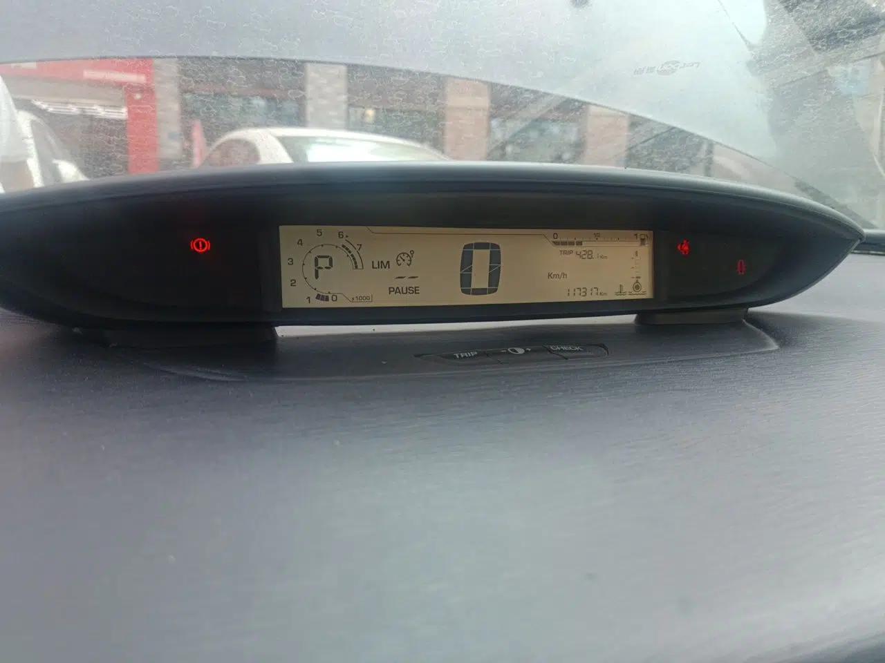 Citroen C-Quatre 2010 Sedan 1.6L Automatic Shangle Edition — миниатюра 11