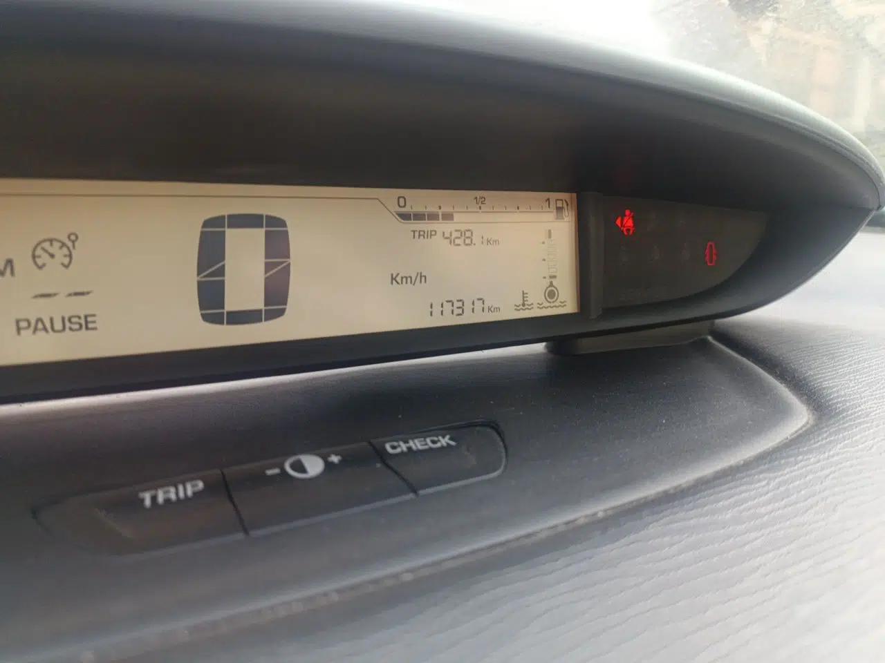 Citroen C-Quatre 2010 Sedan 1.6L Automatic Shangle Edition — миниатюра 12