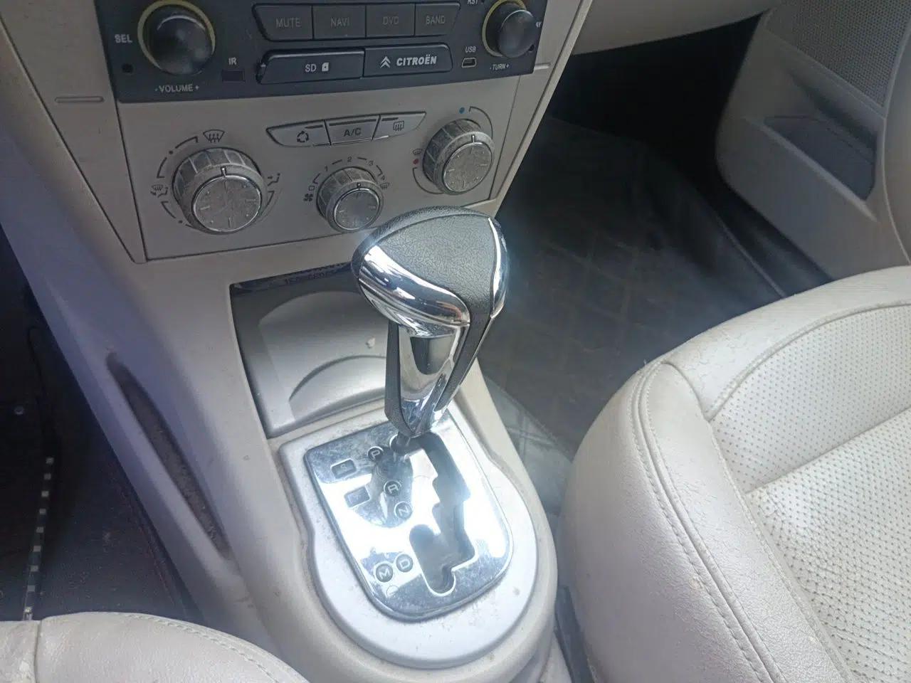 Citroen C-Quatre 2010 Sedan 1.6L Automatic Shangle Edition — миниатюра 14