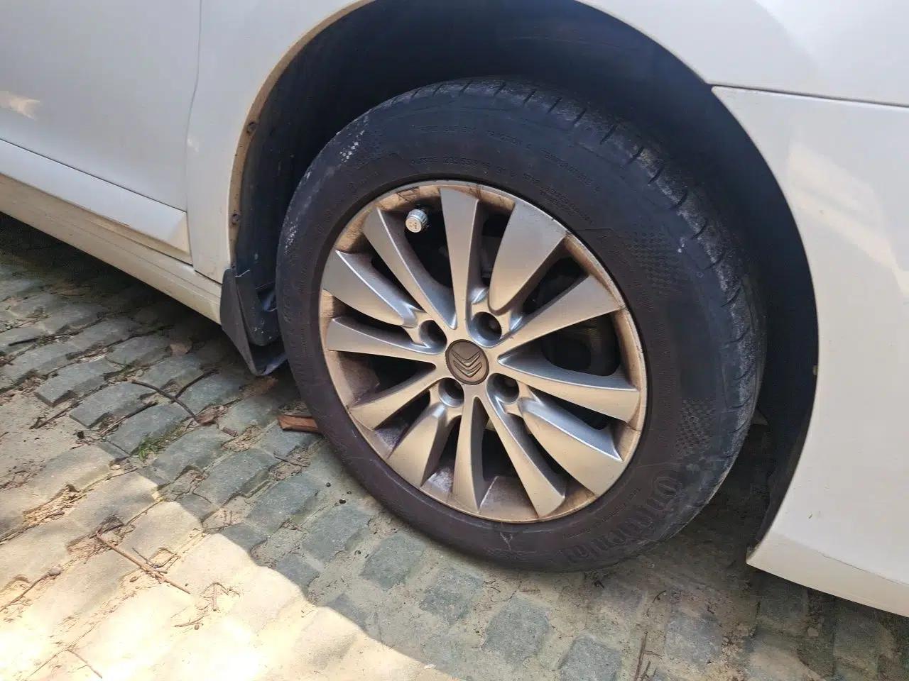 Citroen C-Quatre 2013 Sedan 1.6L Manual - Prestige Model — миниатюра 5