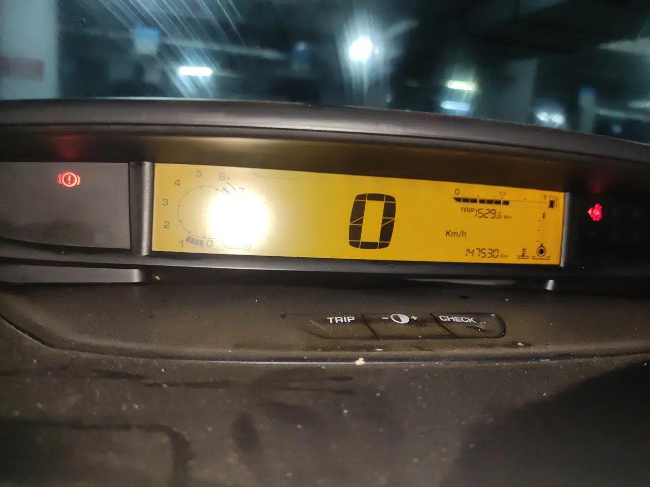 Citroen C-Quatre 2010 Sedan 1.6L Manual Shangle Version — миниатюра 11