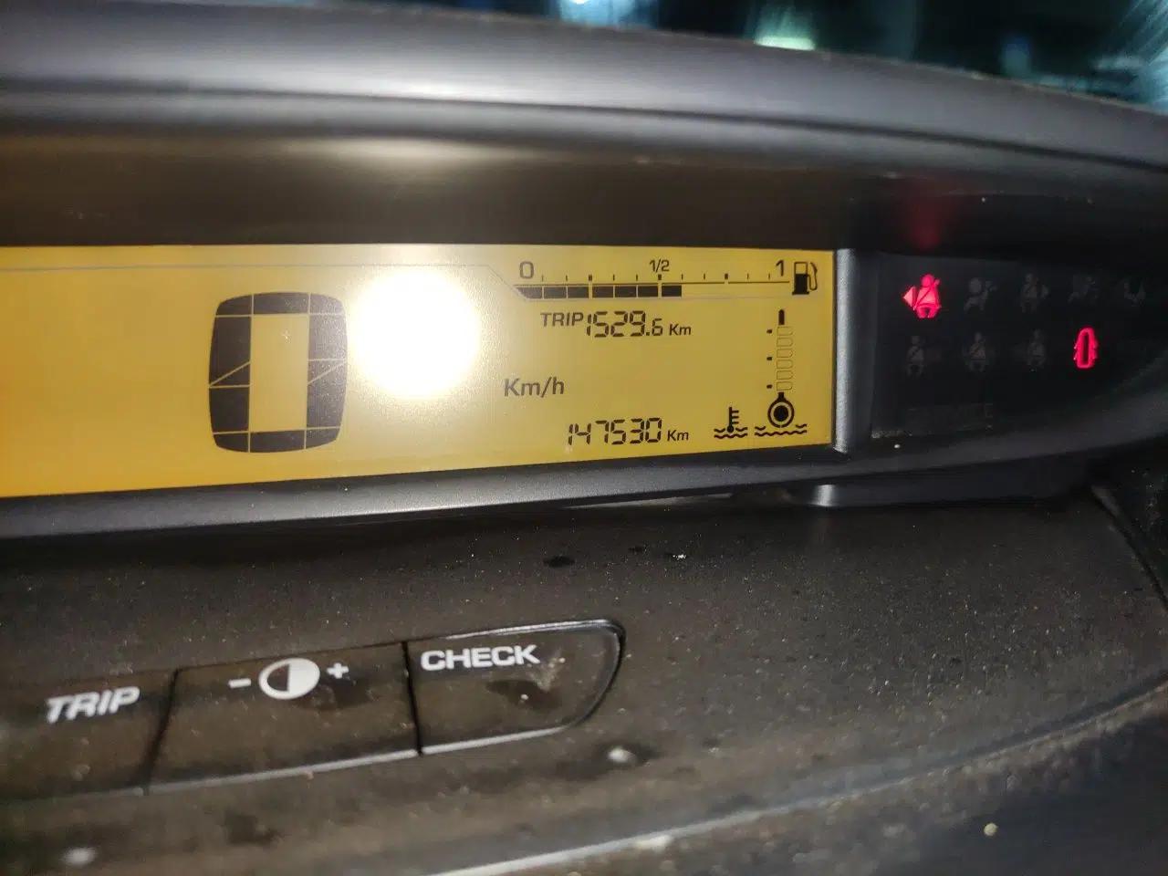 Citroen C-Quatre 2010 Sedan 1.6L Manual Shangle Version — миниатюра 12