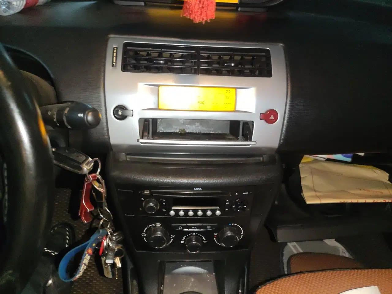 Citroen C-Quatre 2010 Sedan 1.6L Manual Shangle Version — миниатюра 13