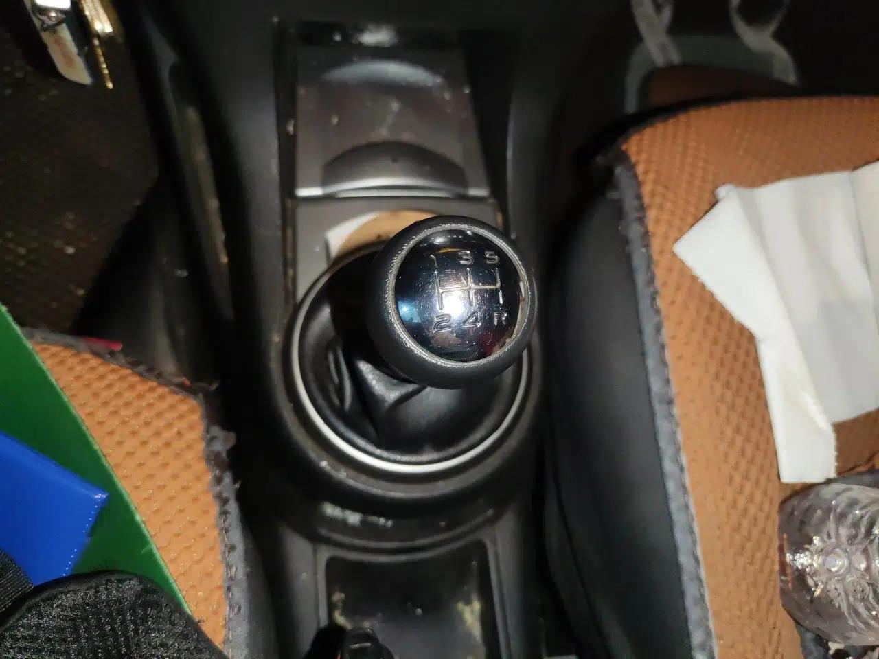 Citroen C-Quatre 2010 Sedan 1.6L Manual Shangle Version — миниатюра 14