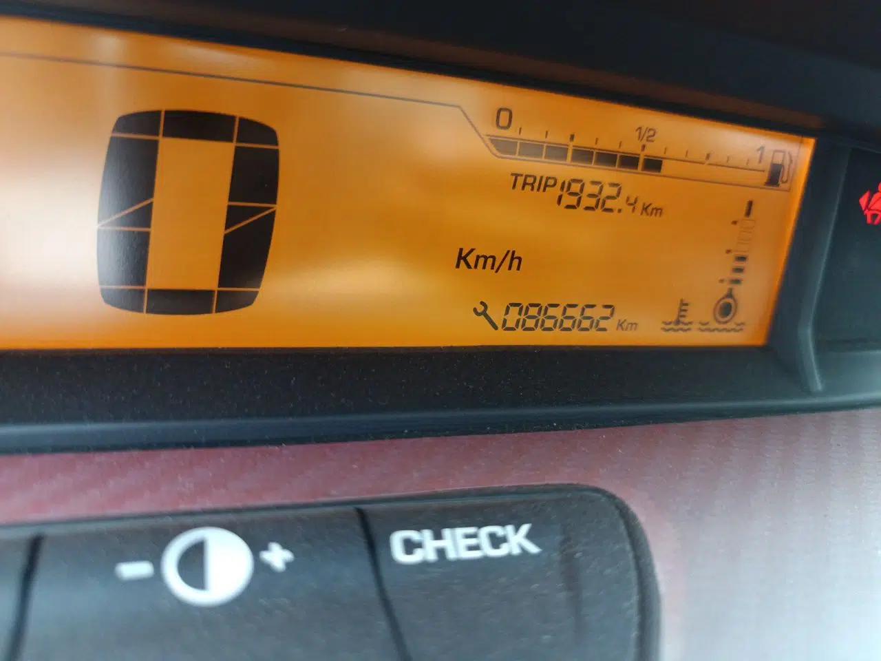 Citroen C-Quatre 2014 VTS Version 1.6L Manual - Premium Model — миниатюра 12