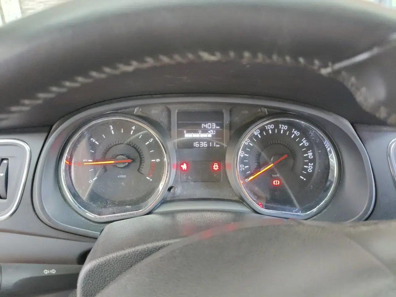 Citroen C3-XR 2015 1.6L Manual Pioneer Model — миниатюра 8
