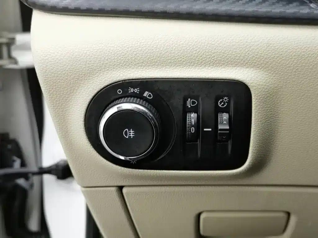 Buick Verano 2017 Sedan 15S Automatic Entry-Level — миниатюра 21