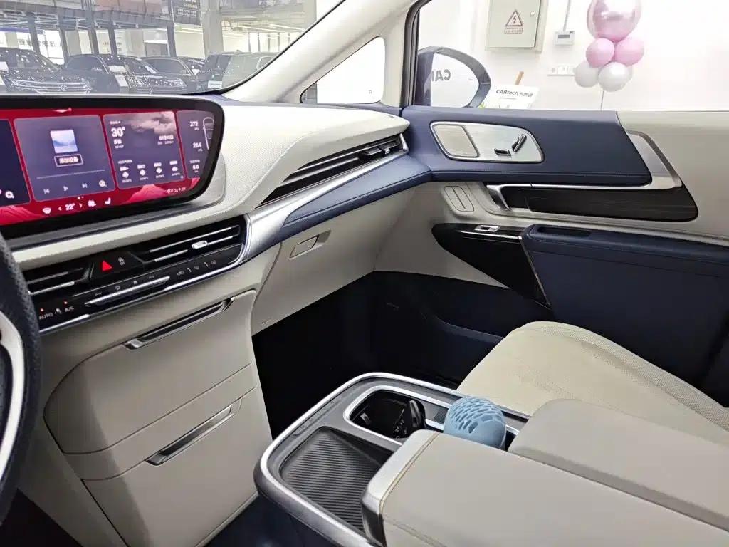 Century 2023 2.0T Six-Seat Luxury Edition — миниатюра 9