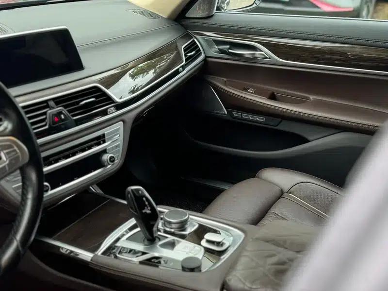 2016 BMW 7 Series 730Li Leading Edition — миниатюра 8