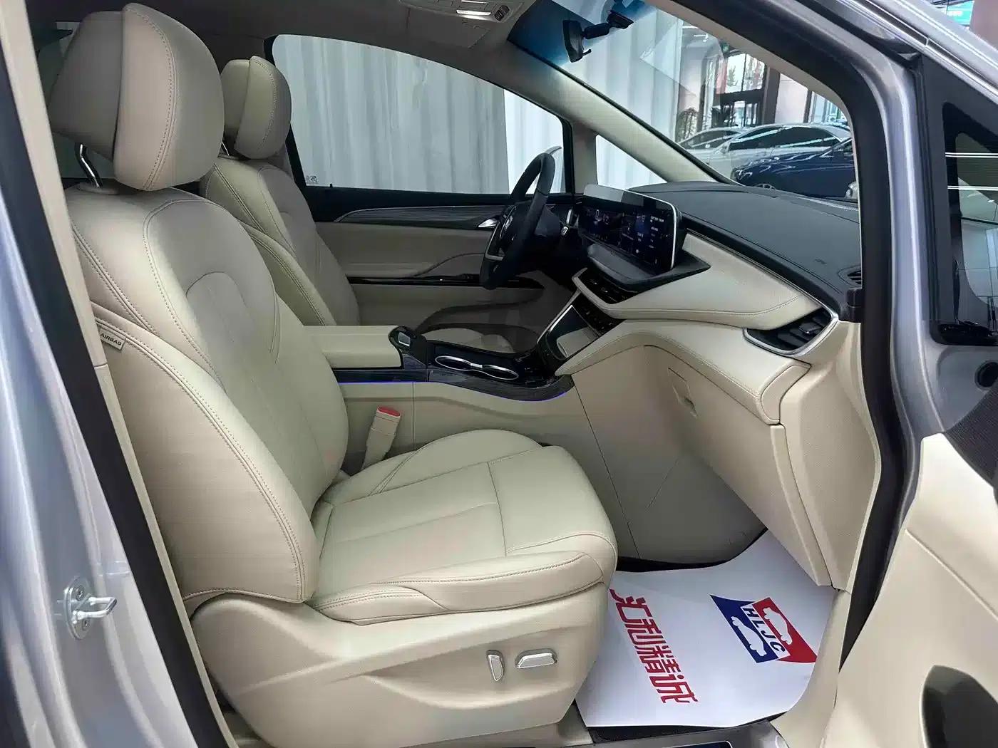 Buick GL8 PHEV 2025 Land Cruiser First Edition — миниатюра 17