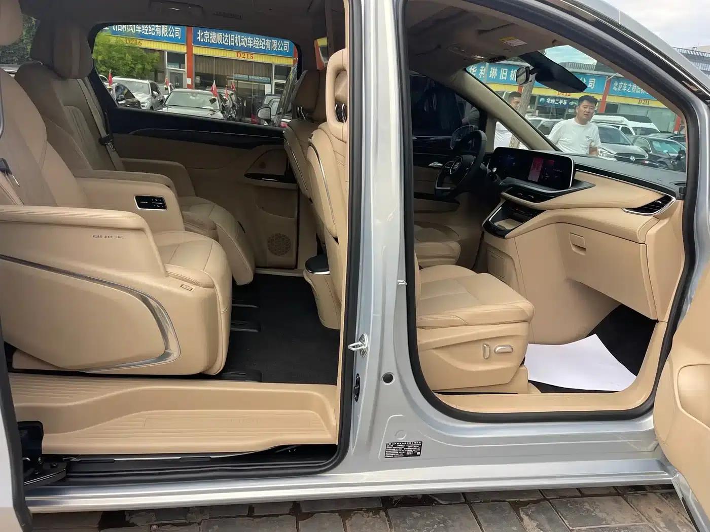 Buick GL8 PHEV 2025 Land Cruiser Premium Edition — миниатюра 17