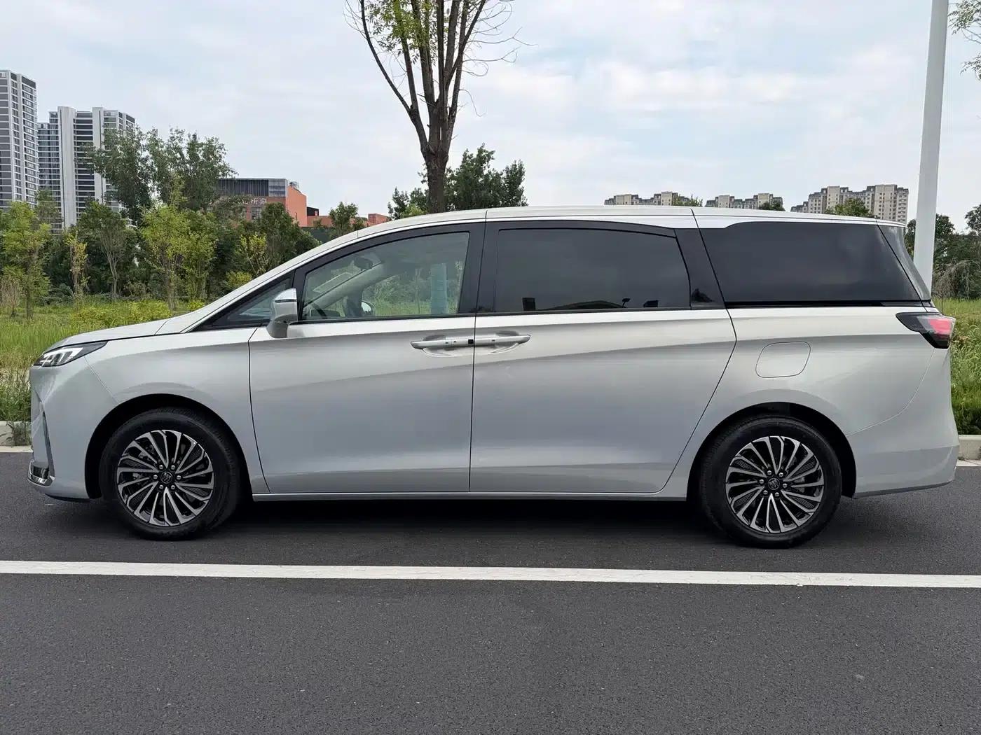 Buick GL8 PHEV 2025 Land Cruiser Premium Edition — миниатюра 5