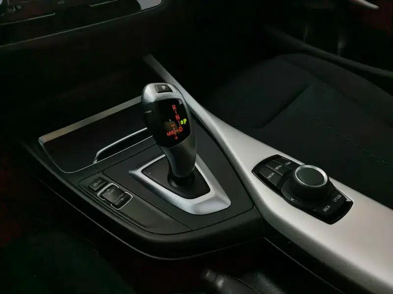 BMW 1 Series (Imported) 2018 118i Leading Edition — миниатюра 13