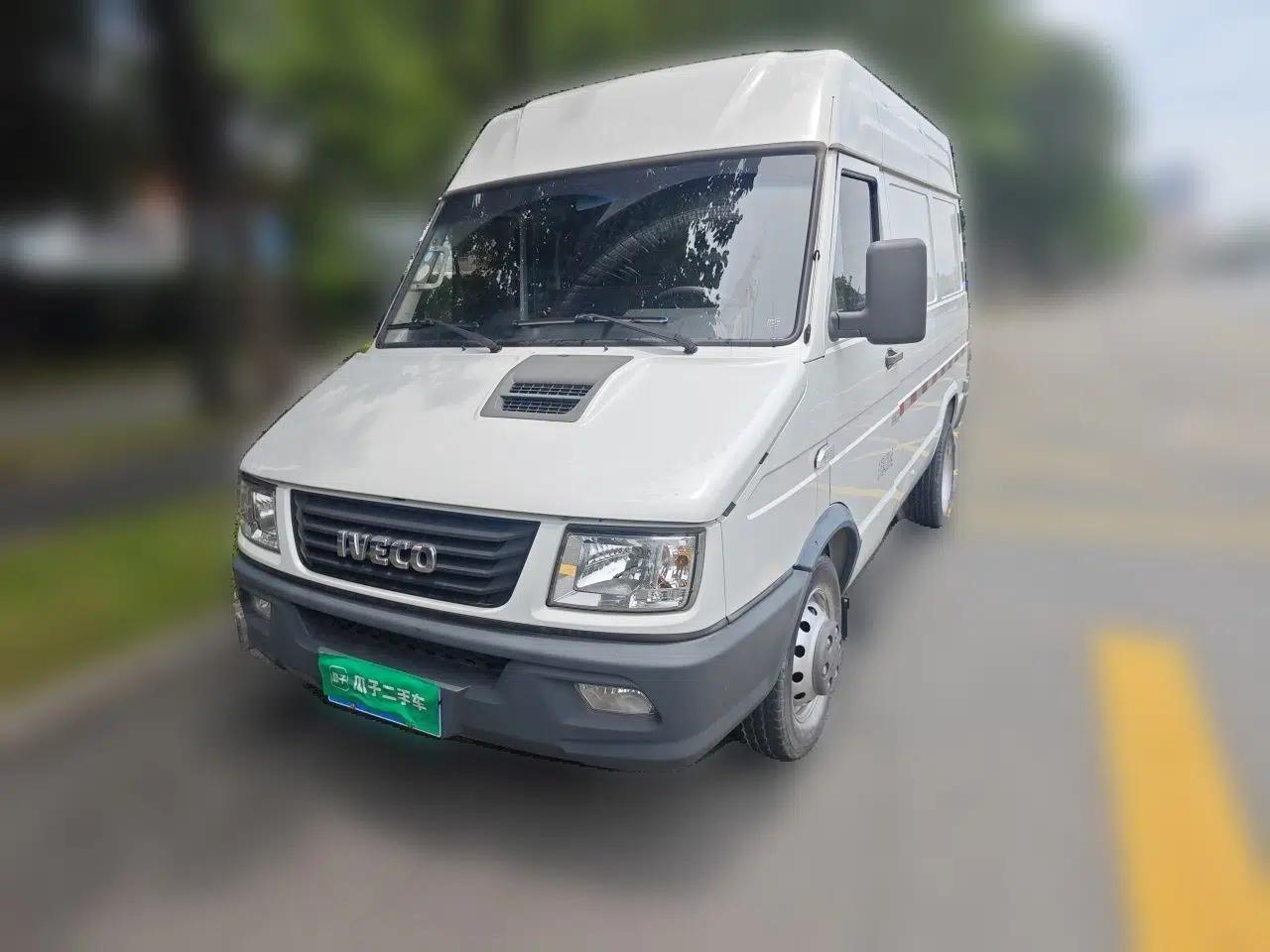 Iveco Daily 2021 2.8T V35 VAN厢式 Delivery Van 3-Seater Short Wheelbase Mid-Roof Design with Dual Tires and Side Sliding Doors — миниатюра 1