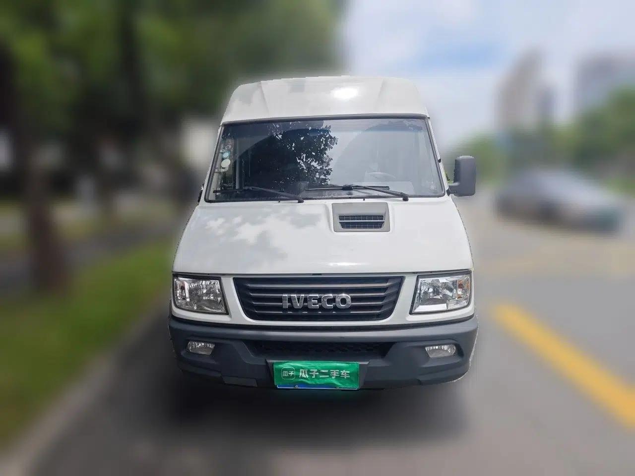 Iveco Daily 2021 2.8T V35 VAN厢式 Delivery Van 3-Seater Short Wheelbase Mid-Roof Design with Dual Tires and Side Sliding Doors — миниатюра 2