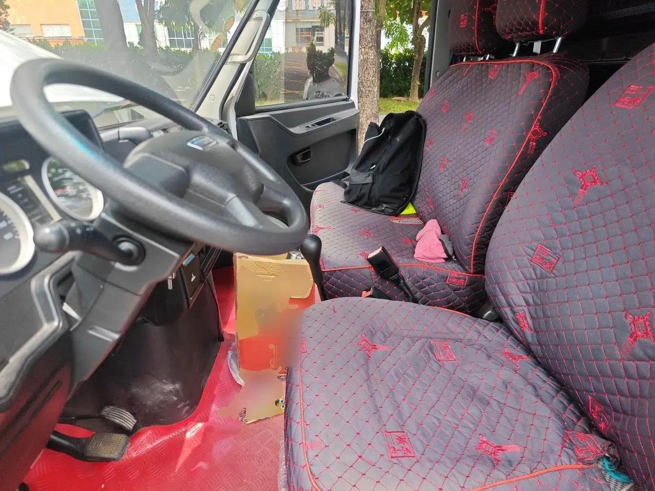 Iveco Daily 2021 2.8T V35 VAN厢式 Delivery Van 3-Seater Short Wheelbase Mid-Roof Design with Dual Tires and Side Sliding Doors — миниатюра 15