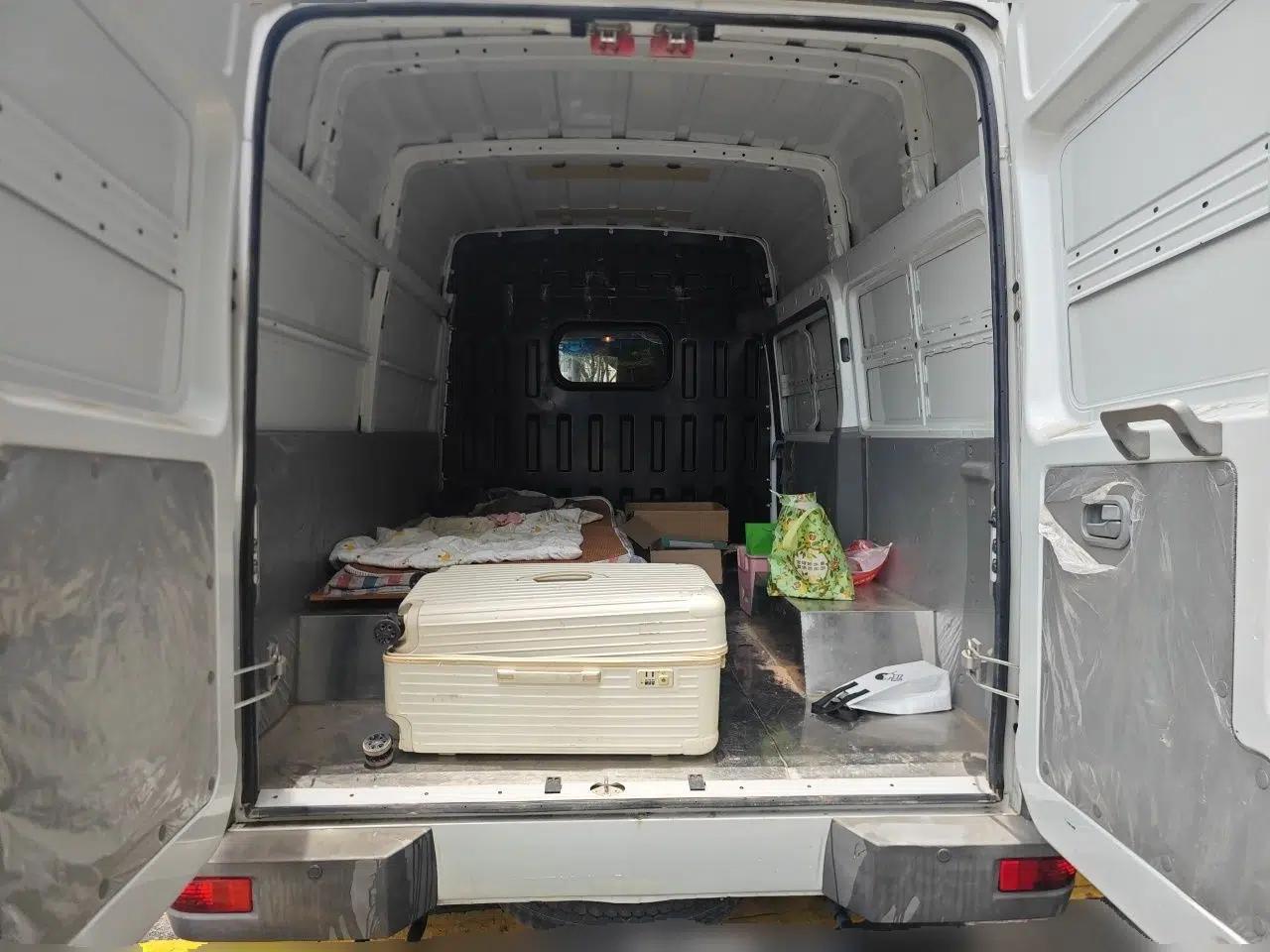 Iveco Daily 2021 2.8T V35 VAN厢式 Delivery Van 3-Seater Short Wheelbase Mid-Roof Design with Dual Tires and Side Sliding Doors — миниатюра 19