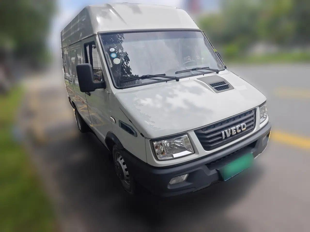 Iveco Daily 2021 2.8T V35 VAN厢式 Delivery Van 3-Seater Short Wheelbase Mid-Roof Design with Dual Tires and Side Sliding Doors — миниатюра 3