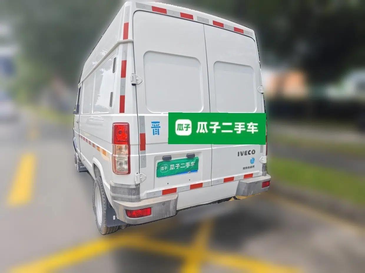 Iveco Daily 2021 2.8T V35 VAN厢式 Delivery Van 3-Seater Short Wheelbase Mid-Roof Design with Dual Tires and Side Sliding Doors — миниатюра 4