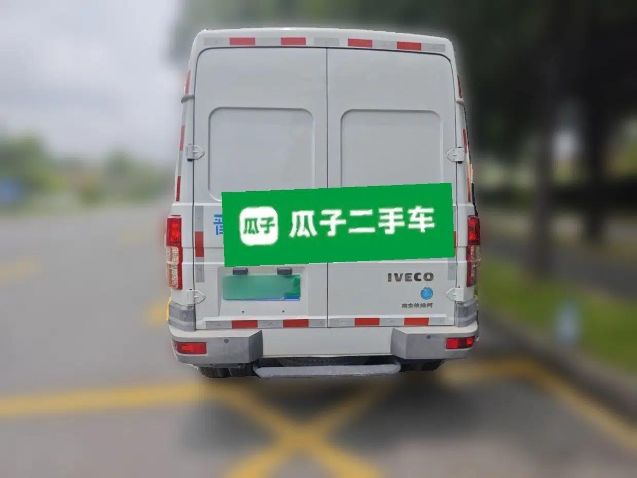 Iveco Daily 2021 2.8T V35 VAN厢式 Delivery Van 3-Seater Short Wheelbase Mid-Roof Design with Dual Tires and Side Sliding Doors — миниатюра 5