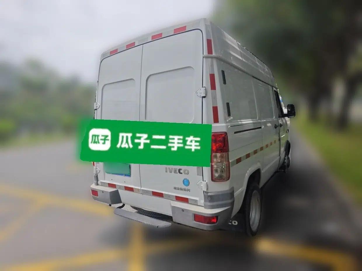 Iveco Daily 2021 2.8T V35 VAN厢式 Delivery Van 3-Seater Short Wheelbase Mid-Roof Design with Dual Tires and Side Sliding Doors — миниатюра 6