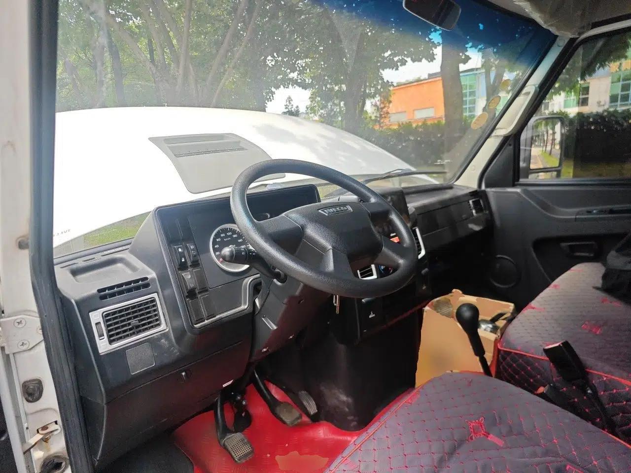 Iveco Daily 2021 2.8T V35 VAN厢式 Delivery Van 3-Seater Short Wheelbase Mid-Roof Design with Dual Tires and Side Sliding Doors — миниатюра 9
