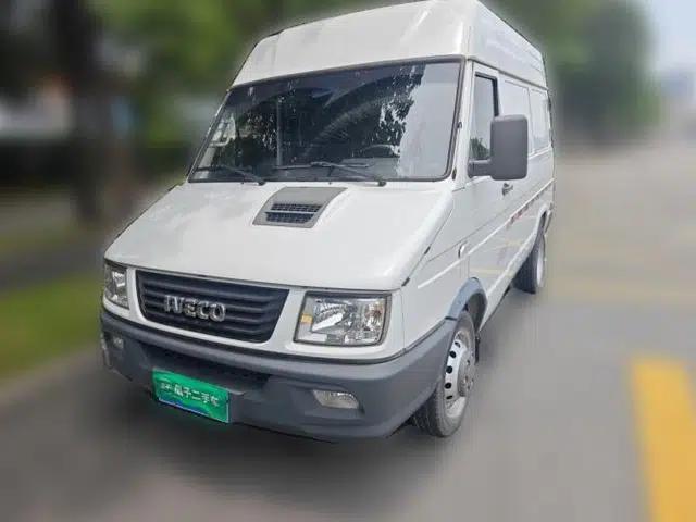 Iveco Daily 2021 2.8T V35 VAN厢式 Delivery Van 3-Seater Short Wheelbase Mid-Roof Design with Dual Tires and Side Sliding Doors