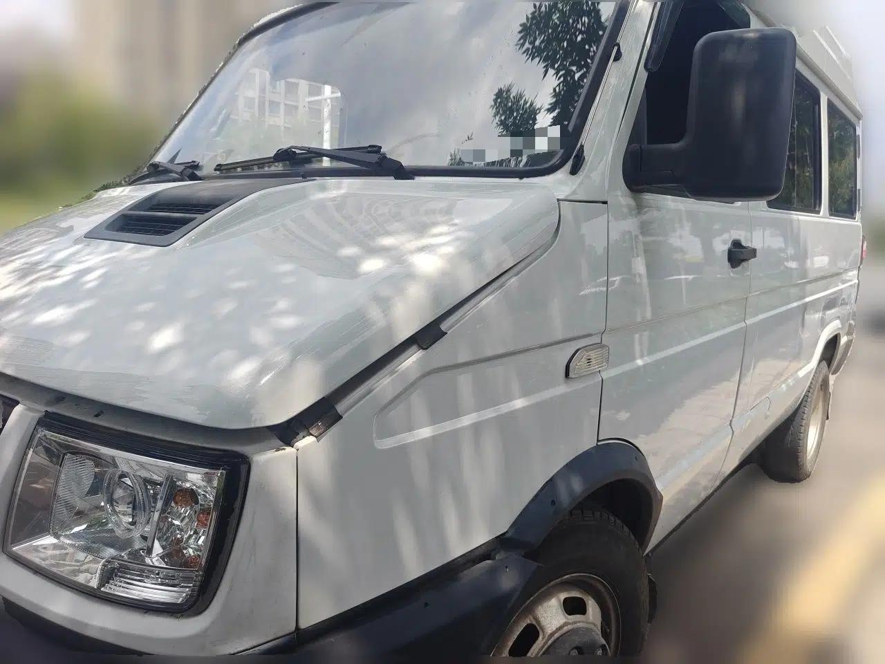 Iveco Daily 2020 2.5T A35 Passenger Van with Dual Tires Mid-Roof Design 5-9 Seater Side-Sliding Door Euro VI Standard — миниатюра 1