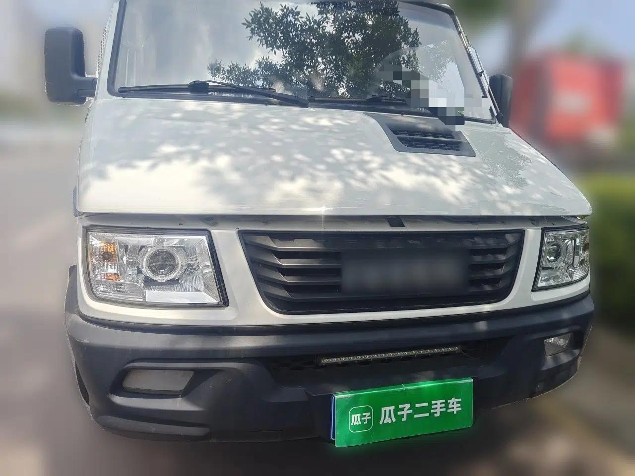 Iveco Daily 2020 2.5T A35 Passenger Van with Dual Tires Mid-Roof Design 5-9 Seater Side-Sliding Door Euro VI Standard — миниатюра 2