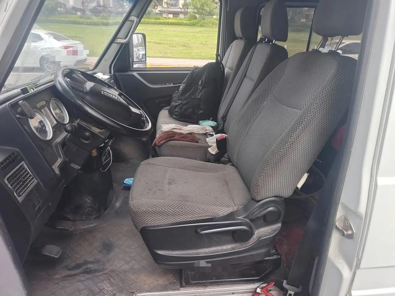 Iveco Daily 2020 2.5T A35 Passenger Van with Dual Tires Mid-Roof Design 5-9 Seater Side-Sliding Door Euro VI Standard — миниатюра 15