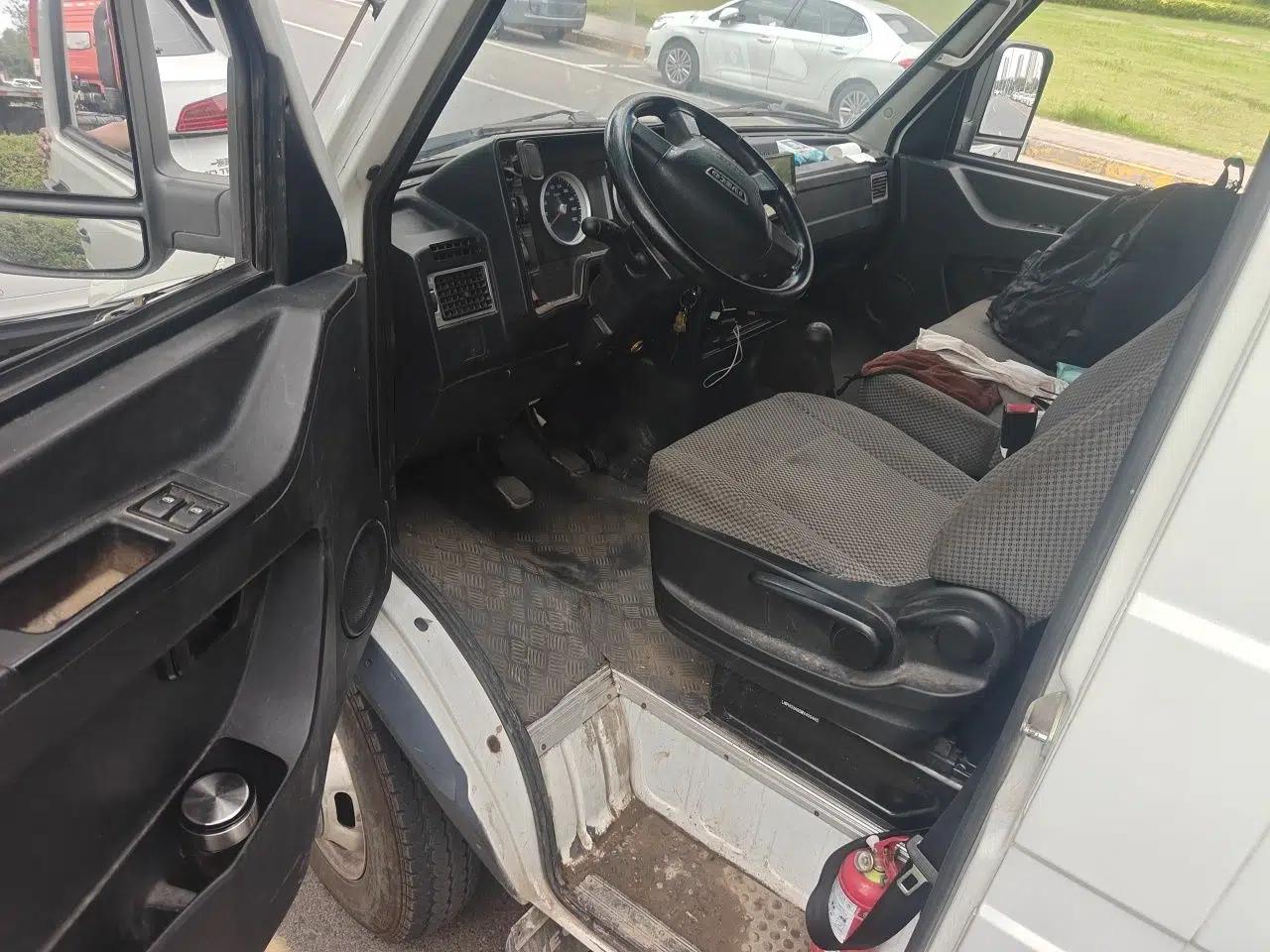 Iveco Daily 2020 2.5T A35 Passenger Van with Dual Tires Mid-Roof Design 5-9 Seater Side-Sliding Door Euro VI Standard — миниатюра 16