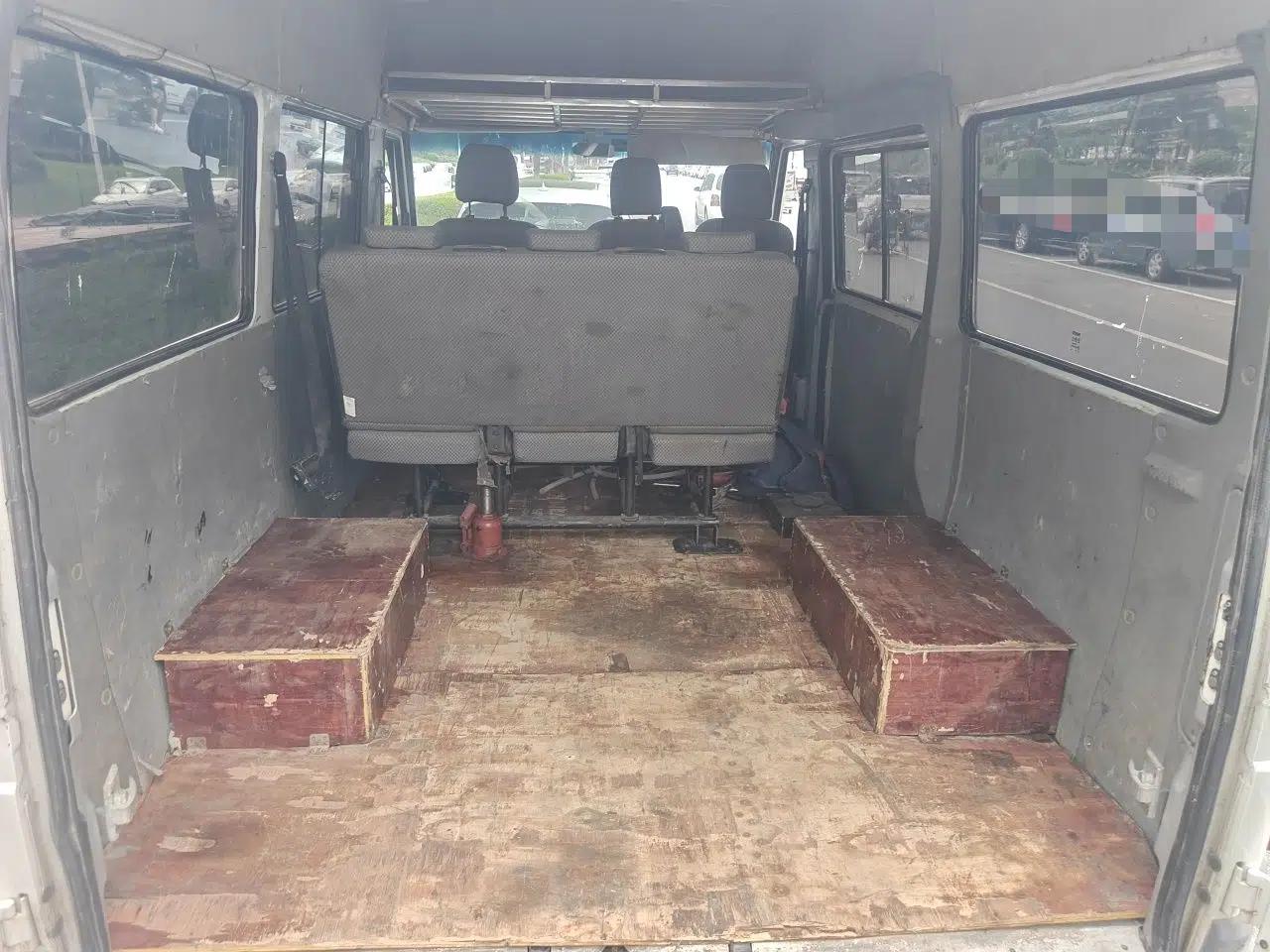 Iveco Daily 2020 2.5T A35 Passenger Van with Dual Tires Mid-Roof Design 5-9 Seater Side-Sliding Door Euro VI Standard — миниатюра 19
