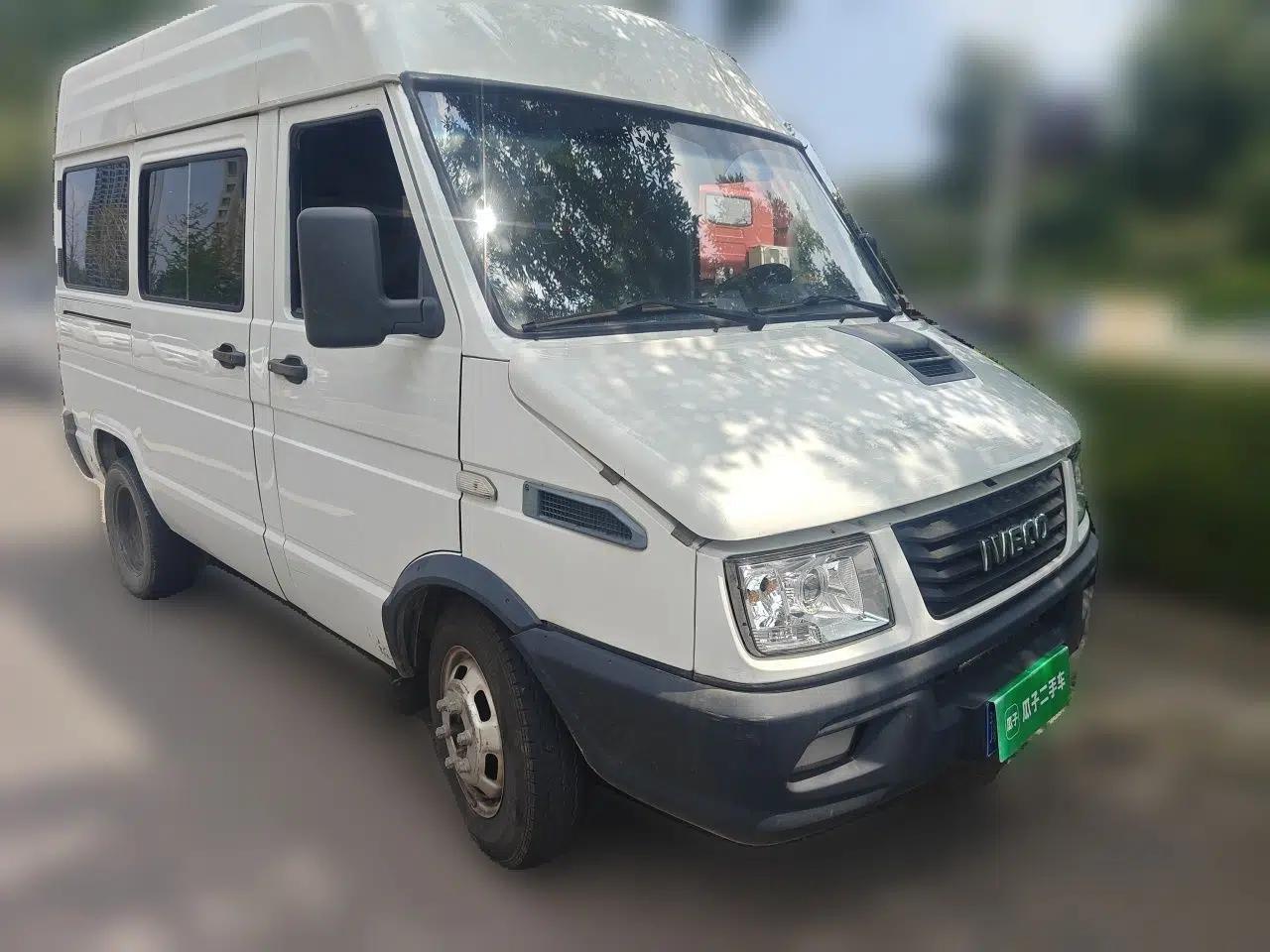 Iveco Daily 2020 2.5T A35 Passenger Van with Dual Tires Mid-Roof Design 5-9 Seater Side-Sliding Door Euro VI Standard — миниатюра 3