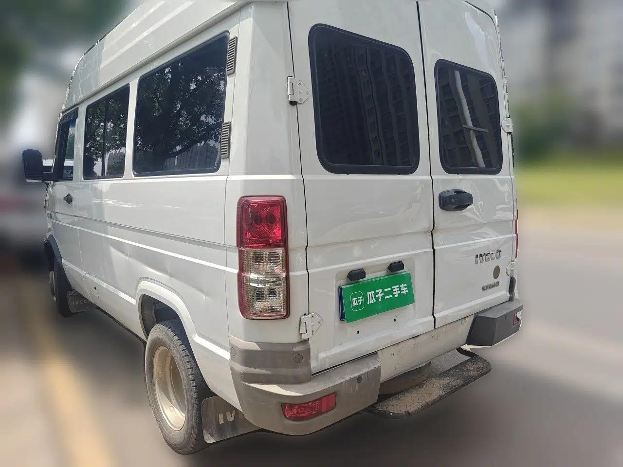 Iveco Daily 2020 2.5T A35 Passenger Van with Dual Tires Mid-Roof Design 5-9 Seater Side-Sliding Door Euro VI Standard — миниатюра 4