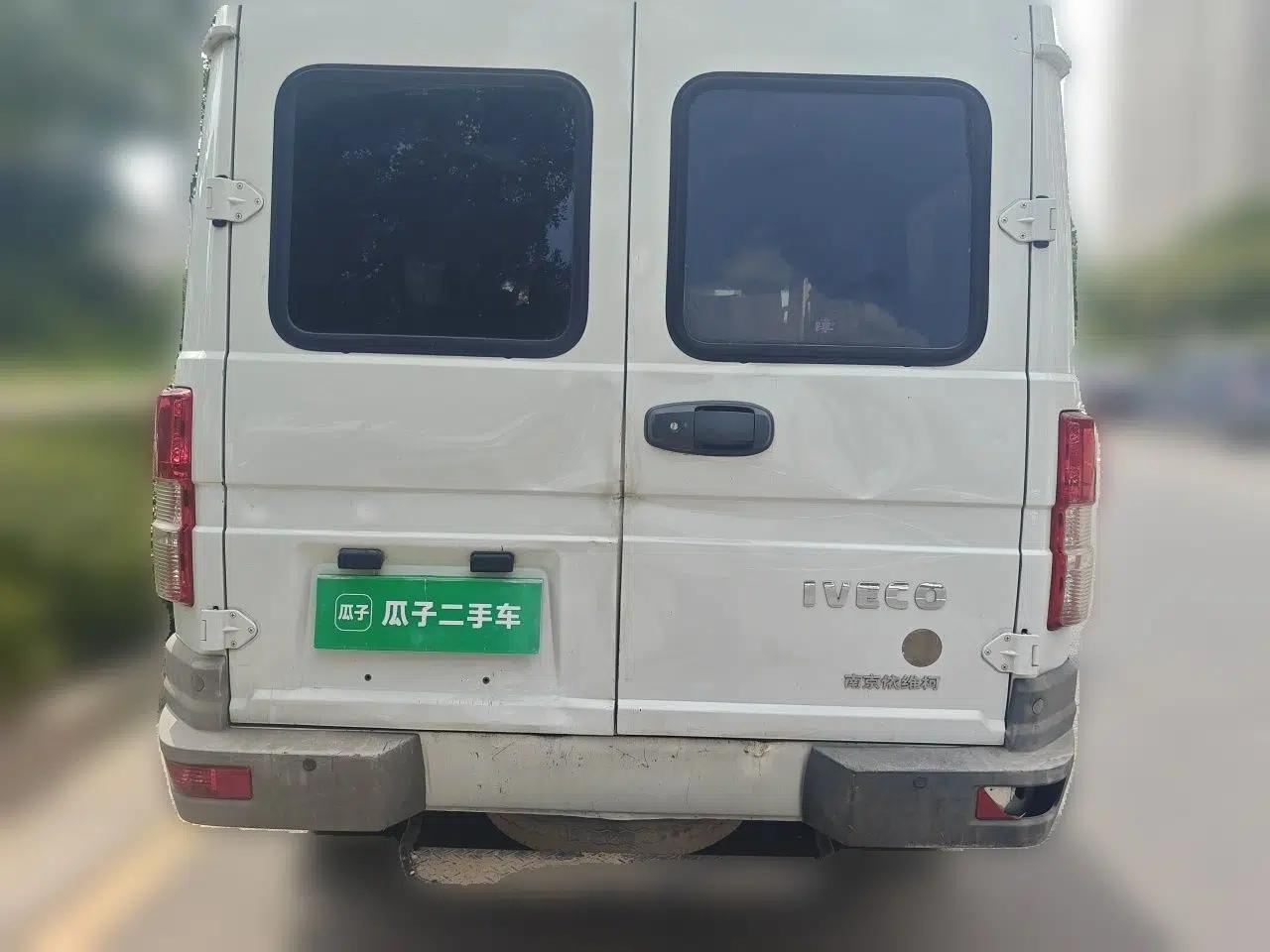 Iveco Daily 2020 2.5T A35 Passenger Van with Dual Tires Mid-Roof Design 5-9 Seater Side-Sliding Door Euro VI Standard — миниатюра 5