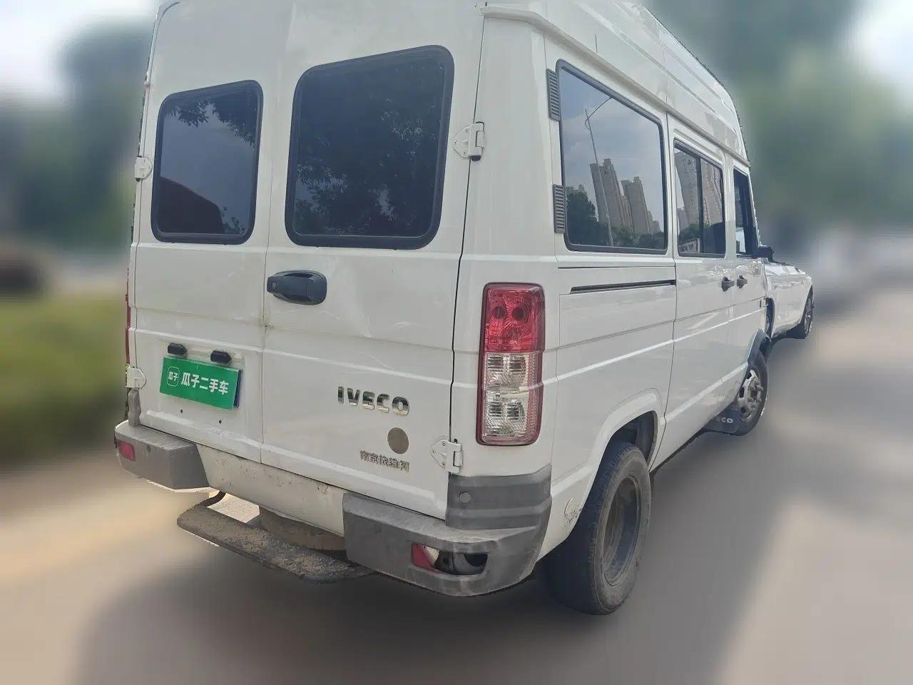 Iveco Daily 2020 2.5T A35 Passenger Van with Dual Tires Mid-Roof Design 5-9 Seater Side-Sliding Door Euro VI Standard — миниатюра 6