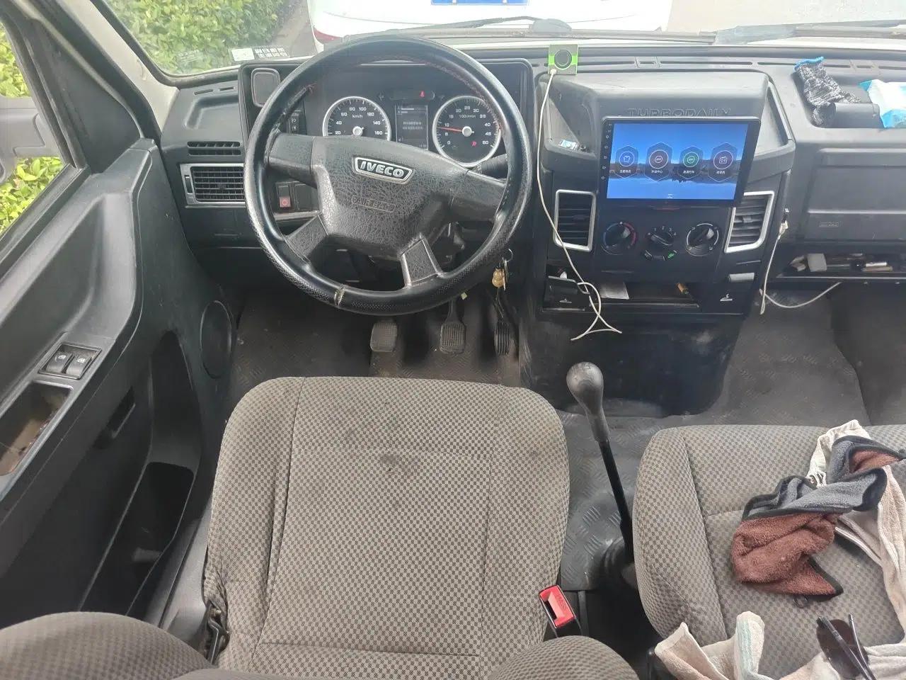 Iveco Daily 2020 2.5T A35 Passenger Van with Dual Tires Mid-Roof Design 5-9 Seater Side-Sliding Door Euro VI Standard — миниатюра 10