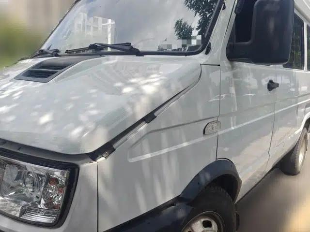 Iveco Daily 2020 2.5T A35 Passenger Van with Dual Tires Mid-Roof Design 5-9 Seater Side-Sliding Door Euro VI Standard