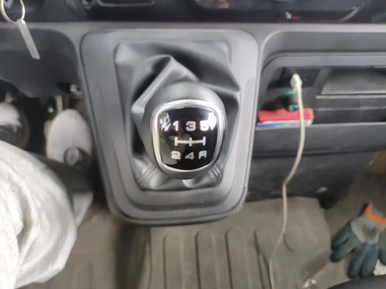 Iveco Daily 2023 2.5 Manual Diesel Five-Seater — миниатюра 14
