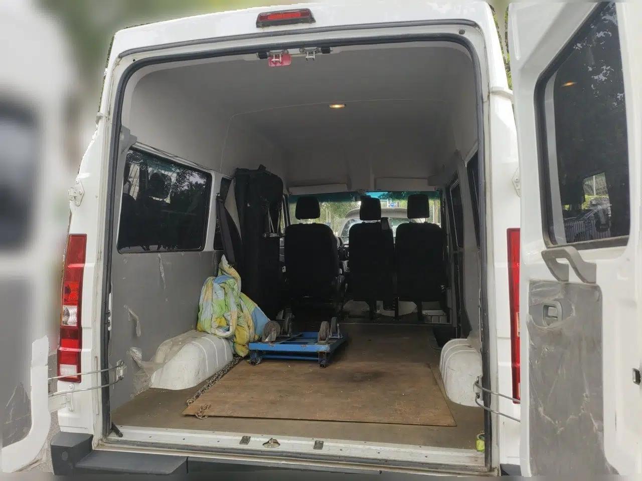 Iveco Daily 2023 2.5 Manual Diesel Five-Seater — миниатюра 19