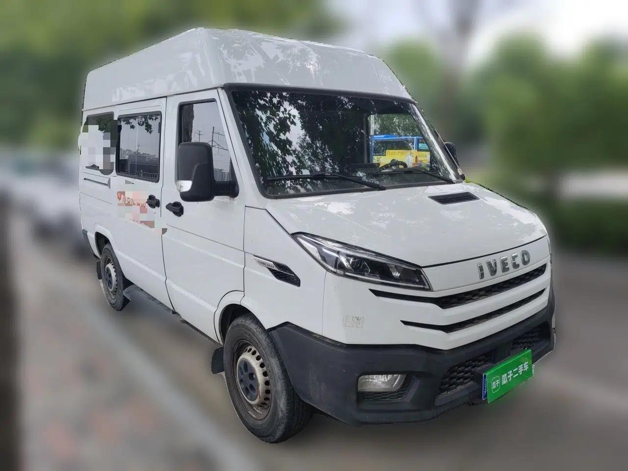 Iveco Daily 2023 2.5 Manual Diesel Five-Seater — миниатюра 3