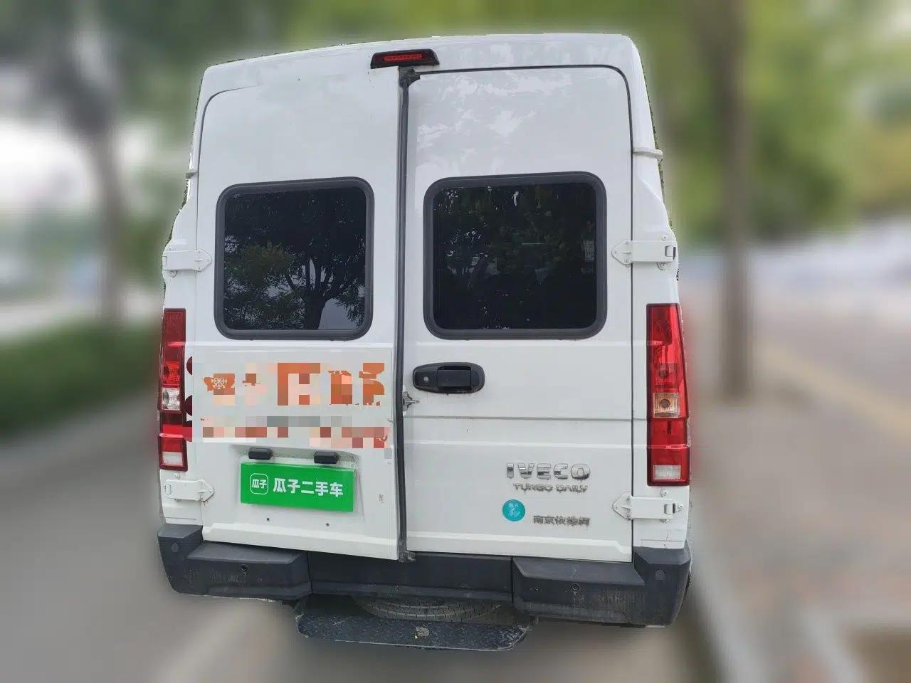 Iveco Daily 2023 2.5 Manual Diesel Five-Seater — миниатюра 5