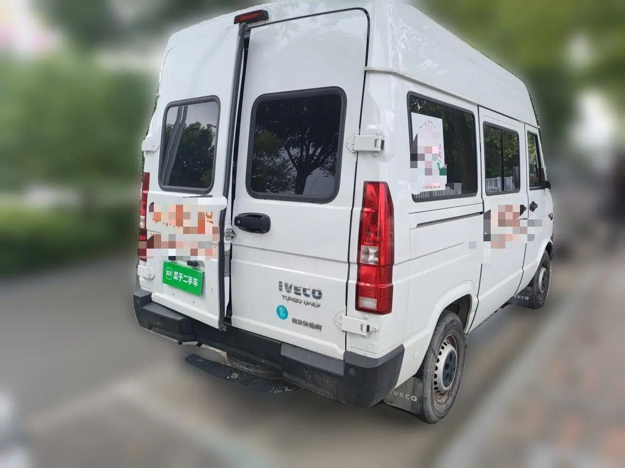 Iveco Daily 2023 2.5 Manual Diesel Five-Seater — миниатюра 6