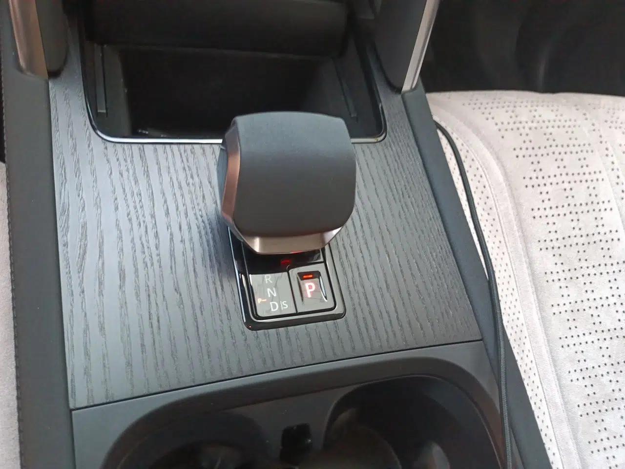 Land Rover Discovery Sport 2024 Luxury Custom Edition — миниатюра 14