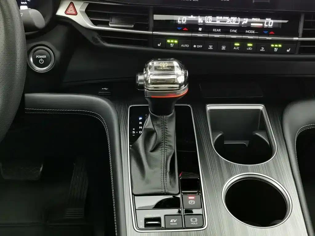 2024 Sienna 2.5L Hybrid Platinum Edition — миниатюра 13