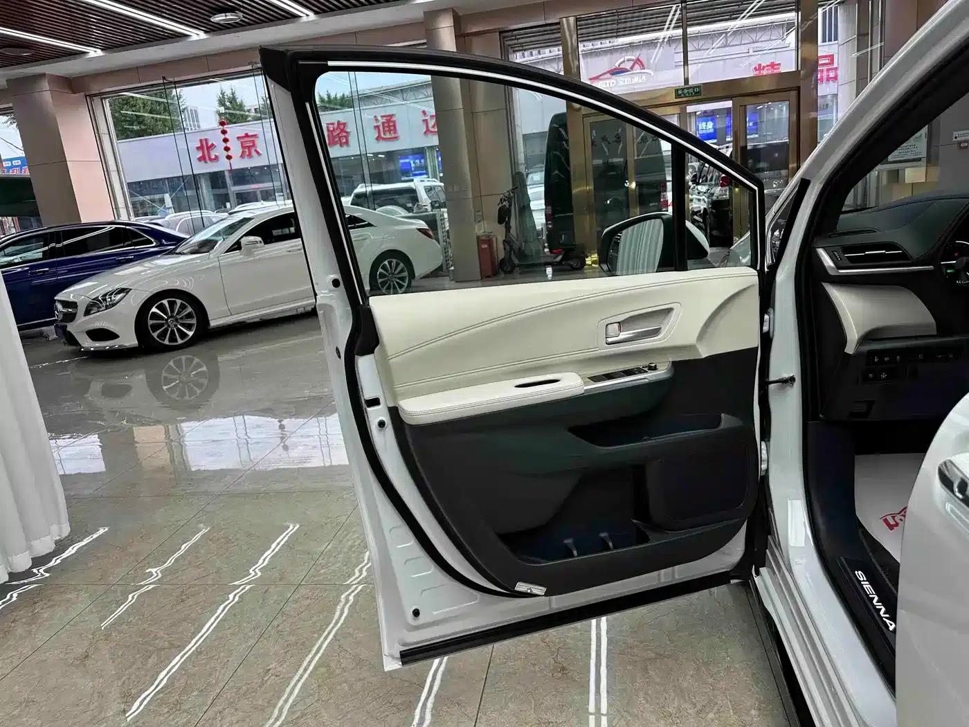 2026 Sienna 2.5L Hybrid AWD Premium Edition — миниатюра 16