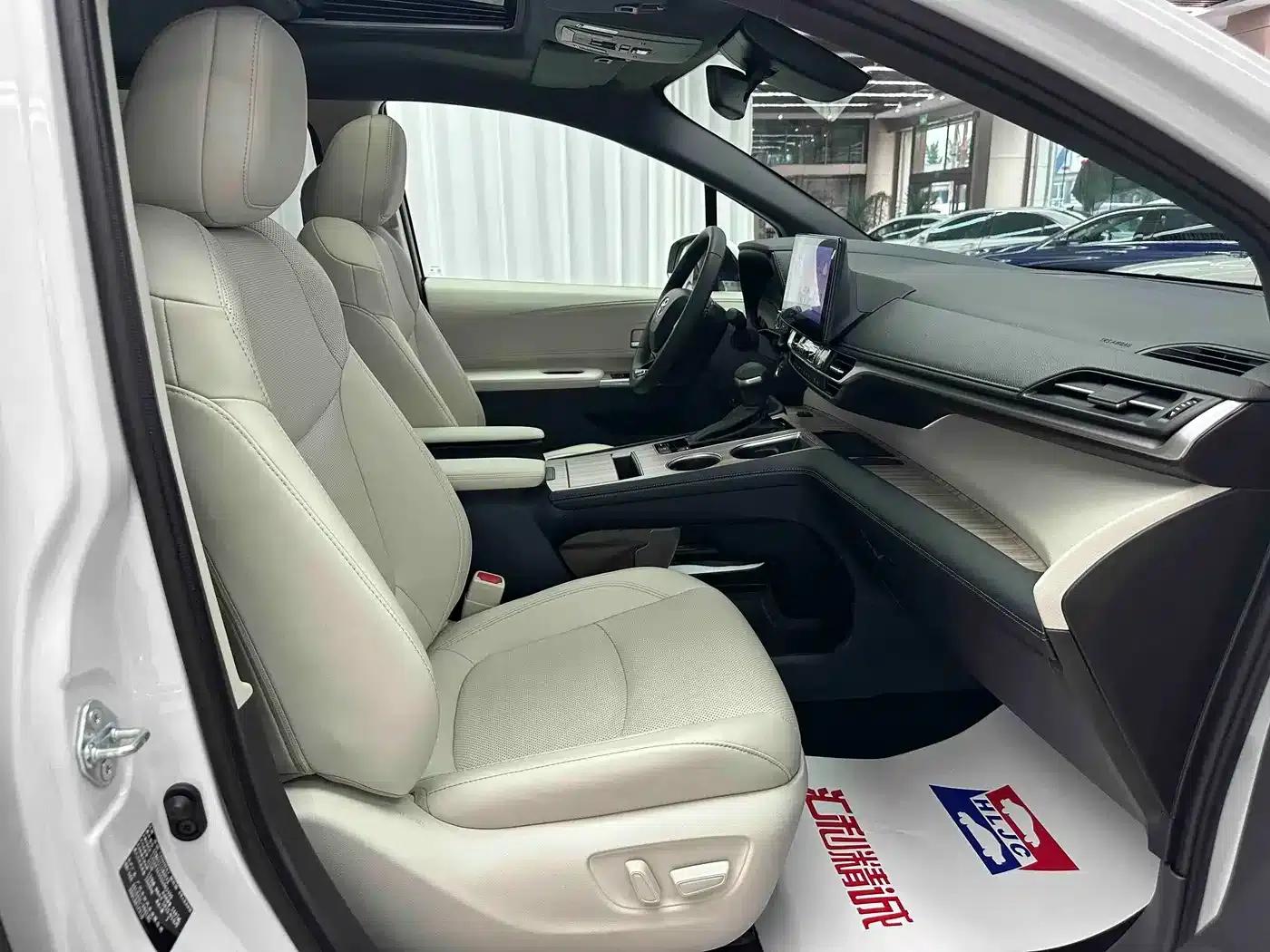 2026 Sienna 2.5L Hybrid AWD Premium Edition — миниатюра 17