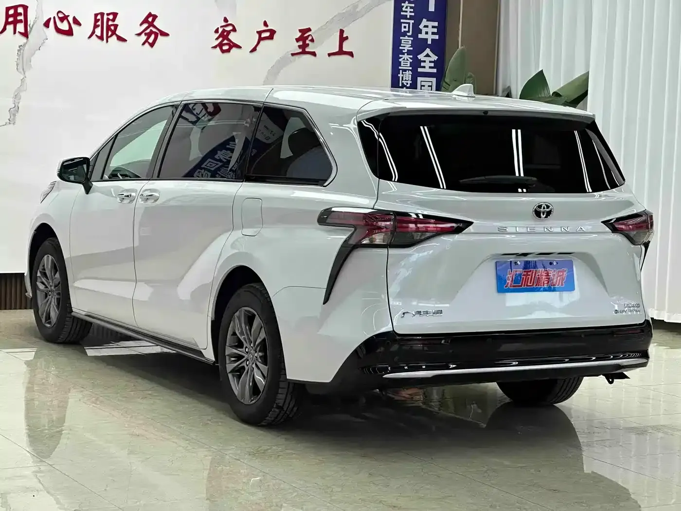 2026 Sienna 2.5L Hybrid AWD Premium Edition — миниатюра 4
