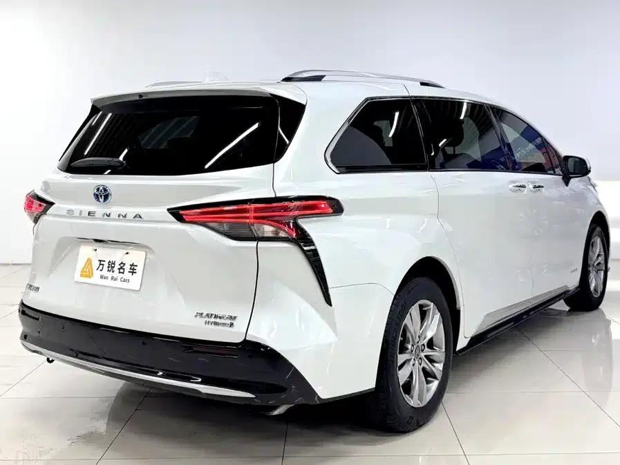 2021 Sienna 2.5L Hybrid Platinum Edition — миниатюра 3
