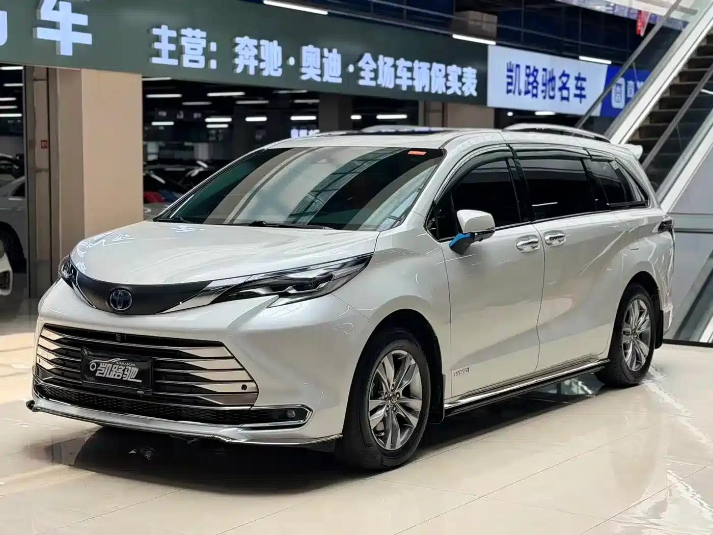 2023 Sienna 2.5L Hybrid Comfort Edition — миниатюра 1